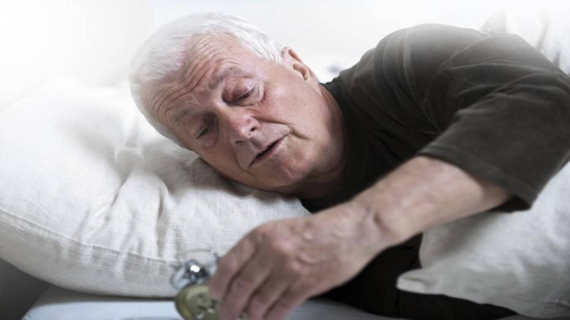 أسباب النوم الخفيف مع التقدم في العمر