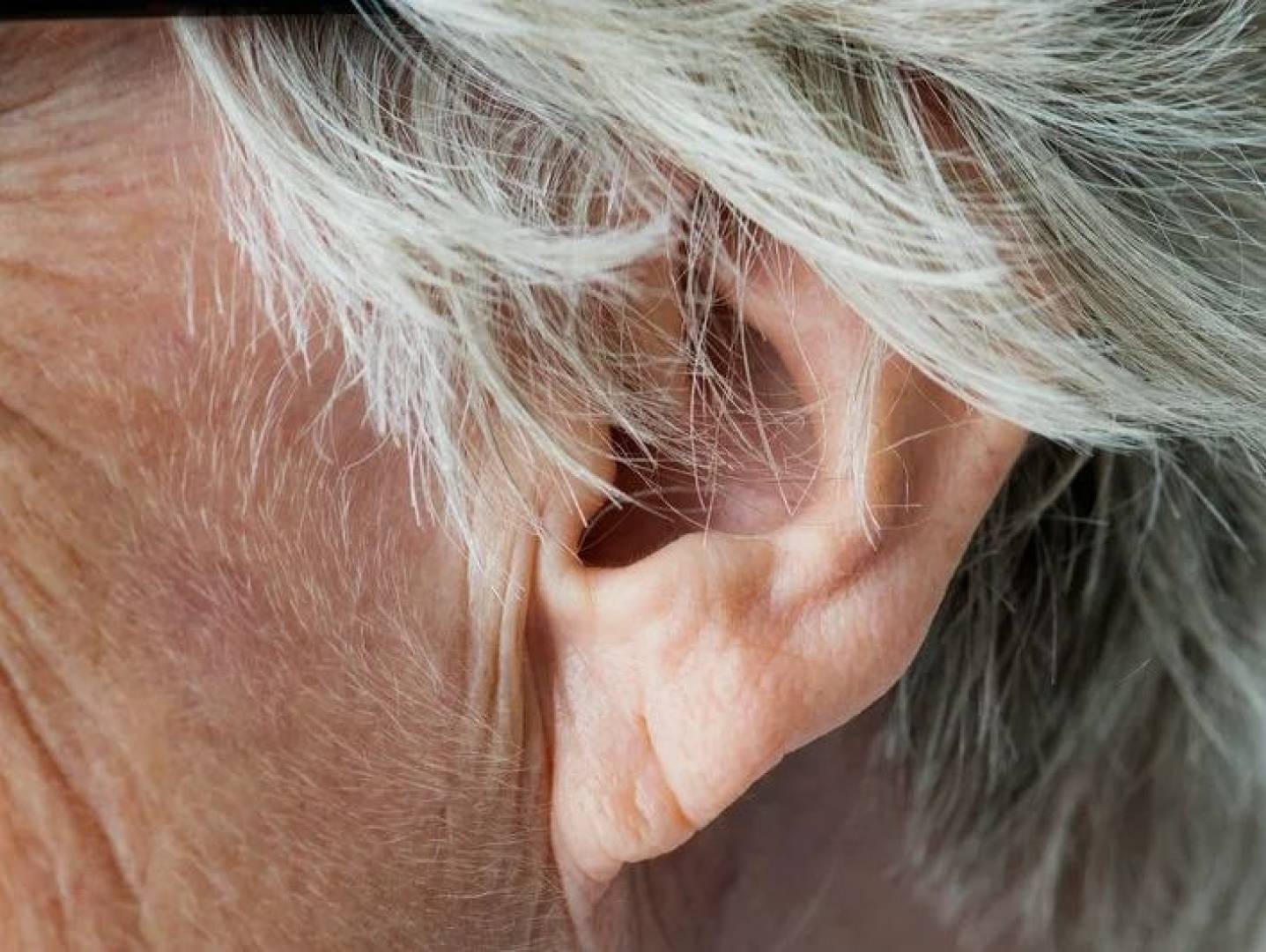 أمراض الأذن قد تزيد خطر الخرف: عامل مفاجئ تكشفه دراسة طبية