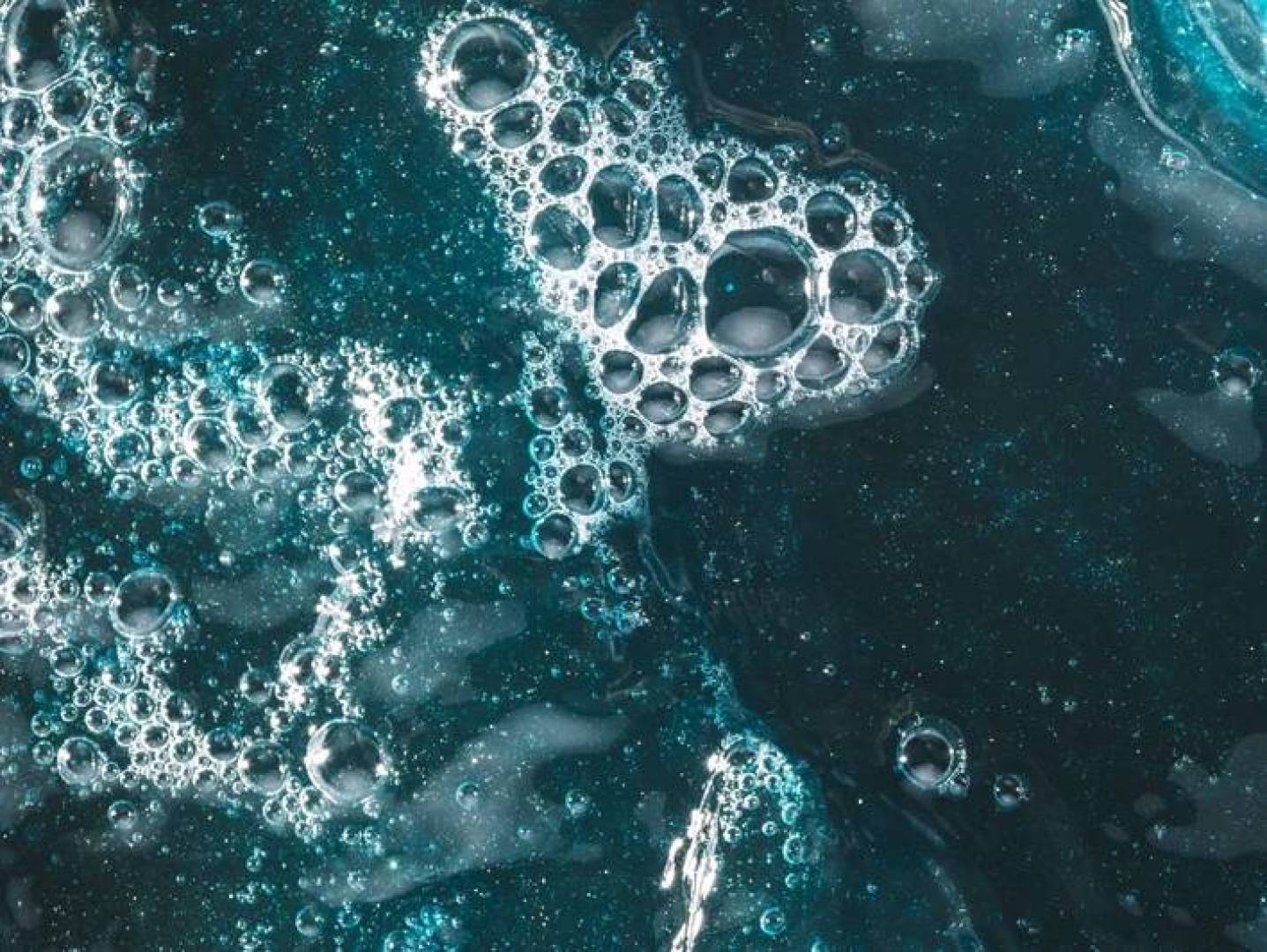 طريقة مبتكرة لإزالة جزيئات البلاستيك الدقيقة من الماء