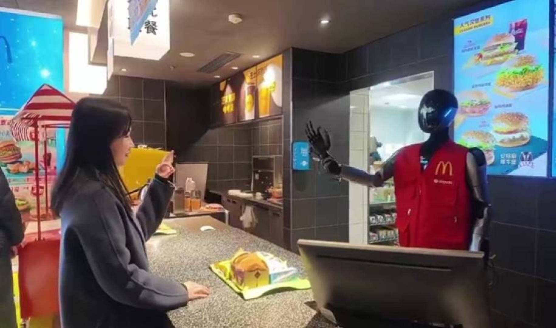ماكدونالدز تختبر روبوتات بشرية لخدمة العملاء داخل مطاعمها في الصين