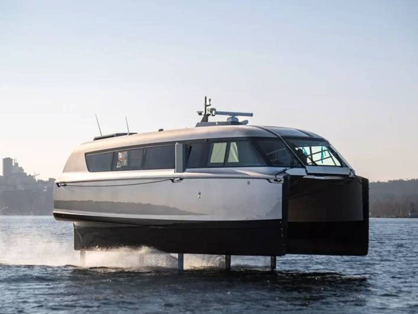 ابتكار عبّارة كهربائية صامتة تحلّق فوق الماء