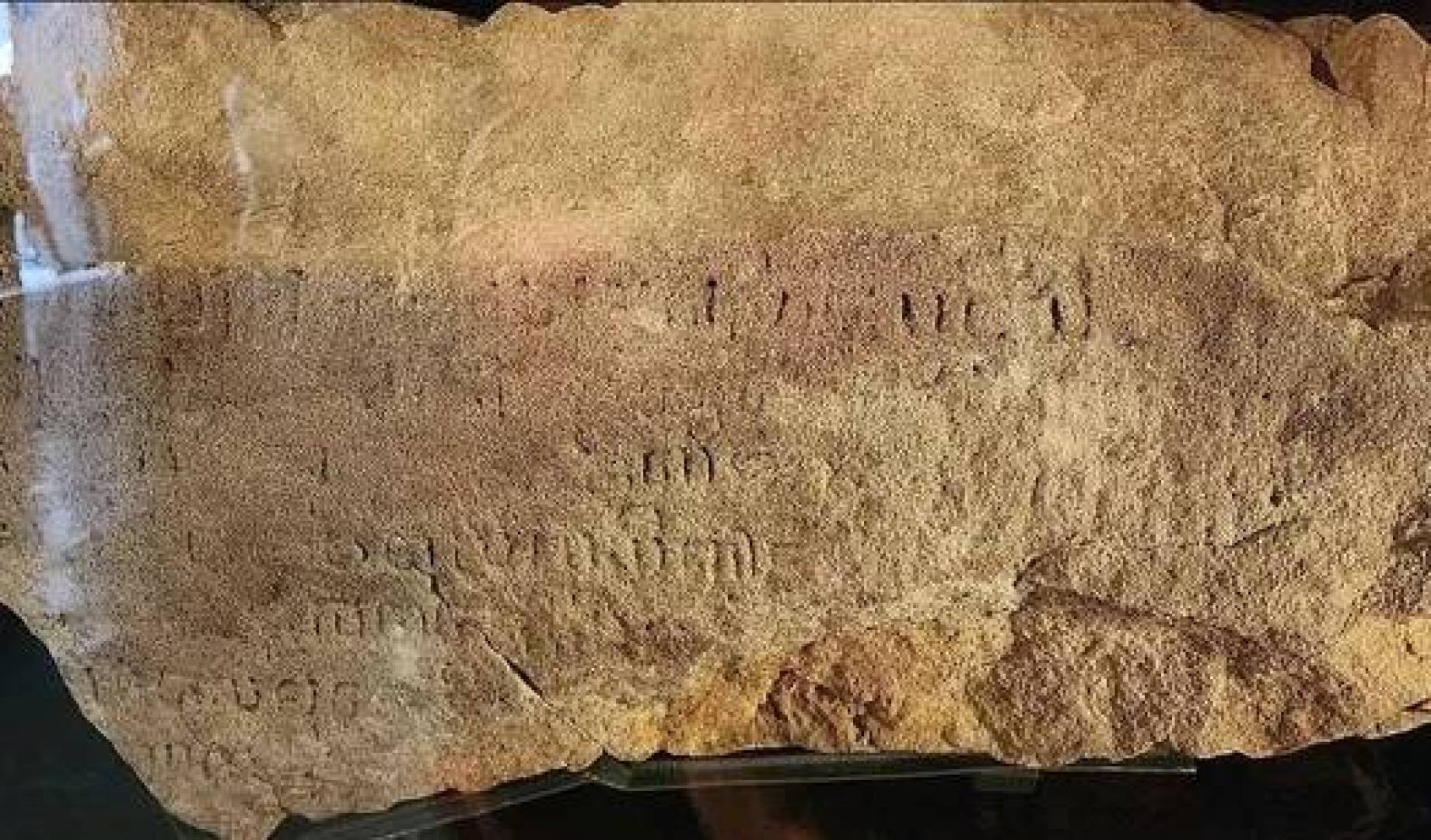 خوارزمية ذكاء اصطناعي تساعد العلماء على إعادة بناء نص أثري غامض من حجر سنغافورة