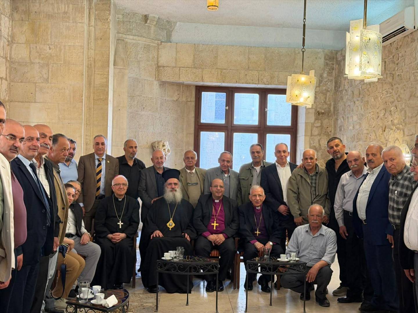 لتهنئة الأخوة المسيحيين بعيد الفصح المجيد وفد مقدسي كبير يزور الكنيسة اللوثرية في القدس