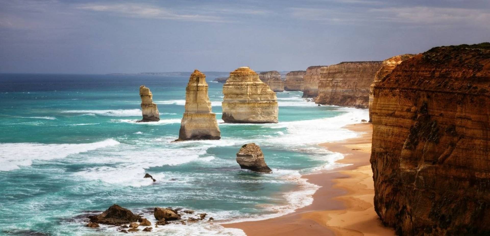 صخور الرسل الاثني عشر في أستراليا يكشف تاريخ جيولوجي مذهل