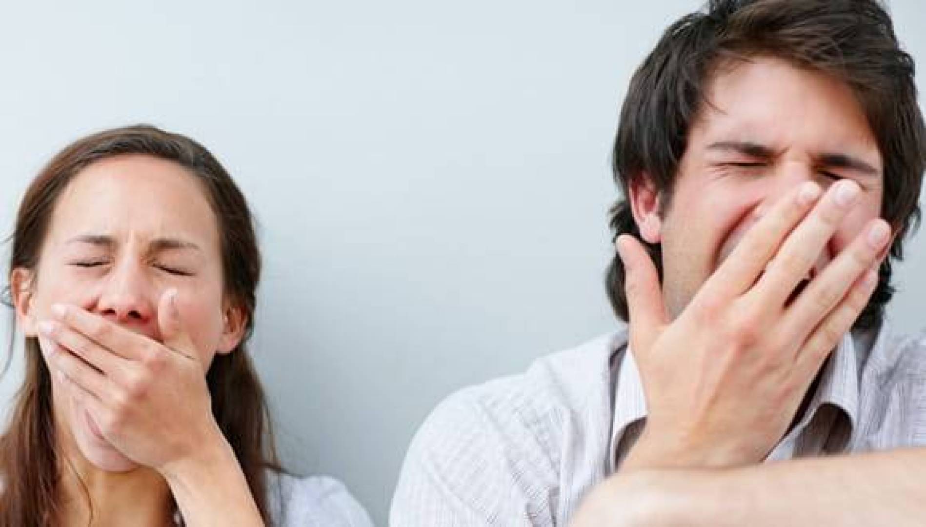 الكشف عن سرّ تقليدنا للآخرين في الابتسامة والتثاؤب دون أن نشعر