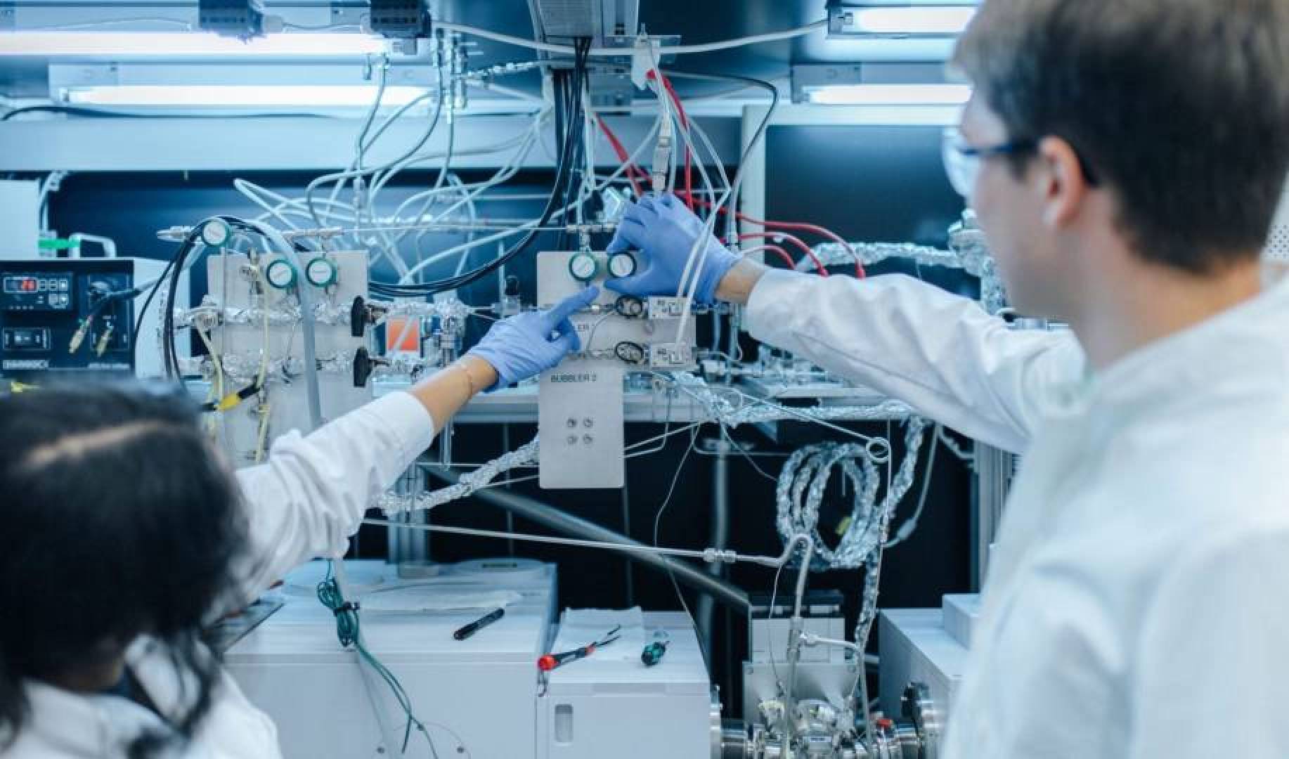 تطوير عضلات صناعية يتغير شكلها وخصائصها باستخدام الضوء