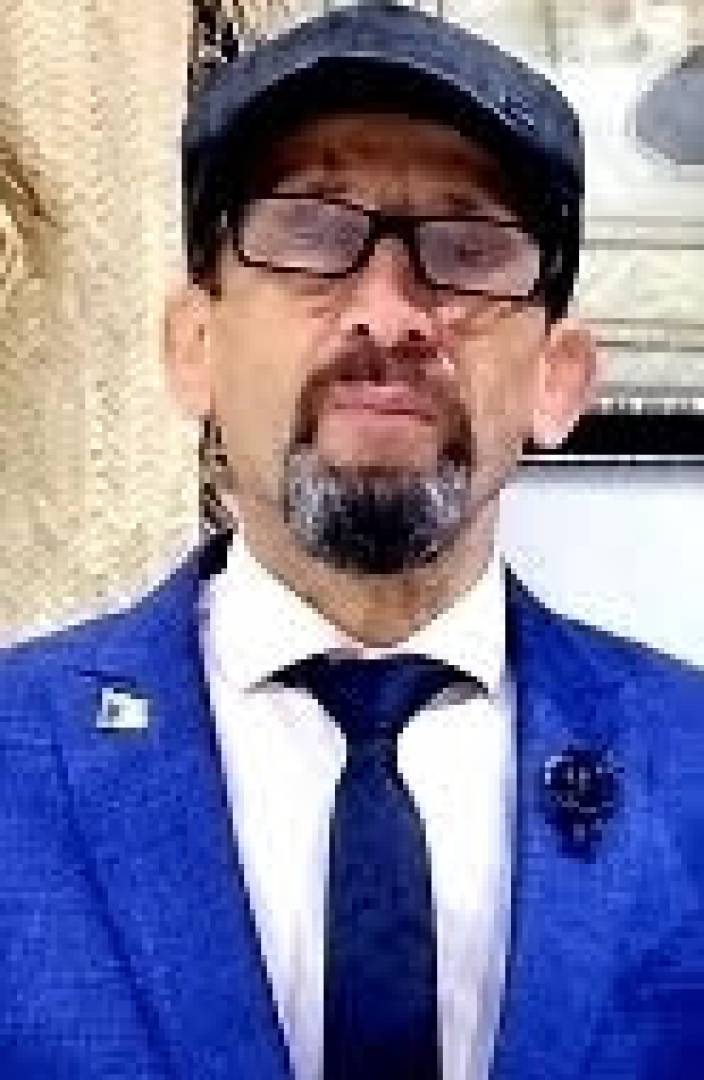 عبد الحميد كناكري خوجة: بالأحمر والأبيض، بالأخضر والأسود كفناه، وبالأصفر يا مارسيل خليفة ودعناه.