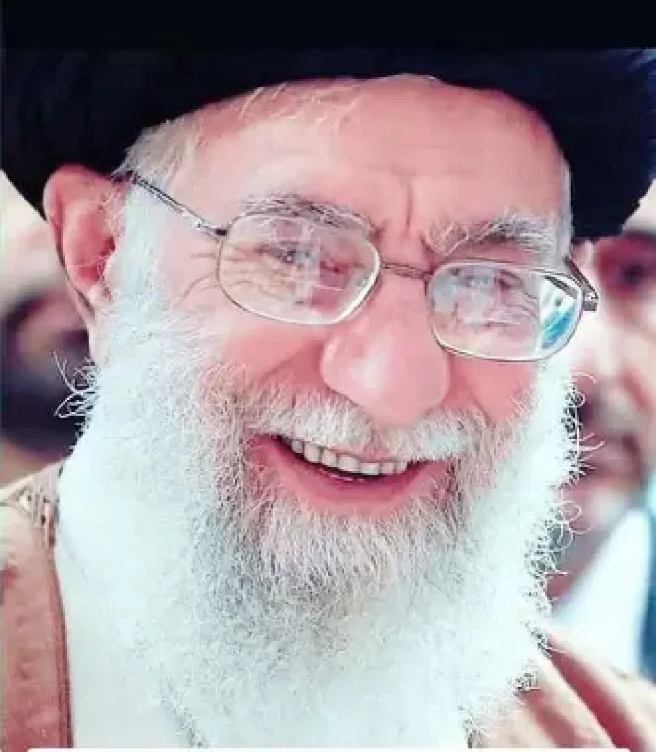 عبد الحميد كناكري خوجة: حين زار فقيد الأمة الإسلامية رئيس الجمهورية السيد علي خامنئي الجزائر سنة 1982 وخط توقيعه في السجل الذهبي لمتحف الشهيد.