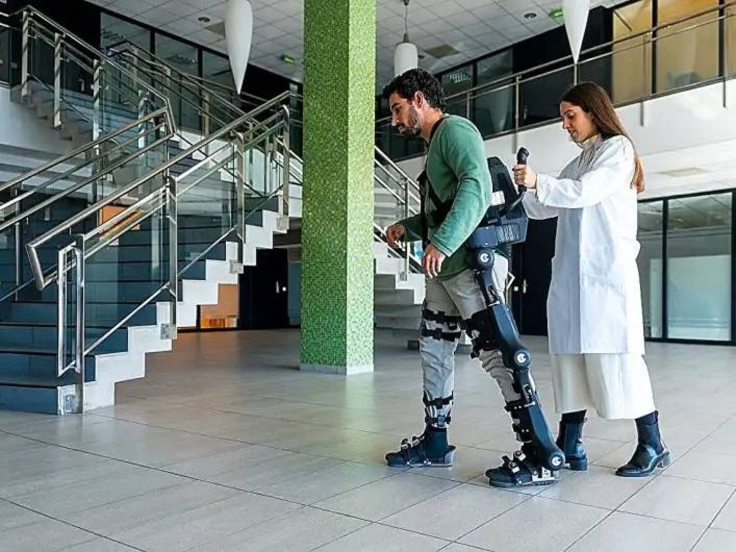 إدارة الغذاء والدواء الأمريكية تعتمد أول هيكل خارجي شخصي ذاتي التوازن