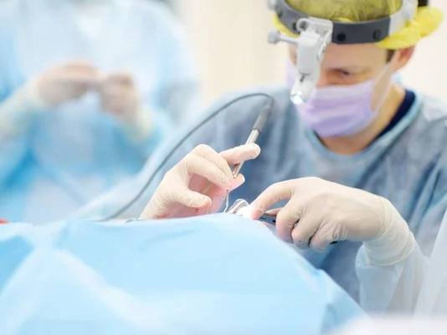 جراحون في الصين ينجحون لأول مرة في إعادة وصل ساقي مريض مبتورتين