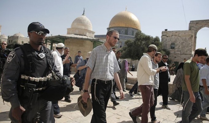 زوارق الاحتلال تستهدف مراكب الصيادين في بحر شمال غزة http://bit.ly/2Z2F1js