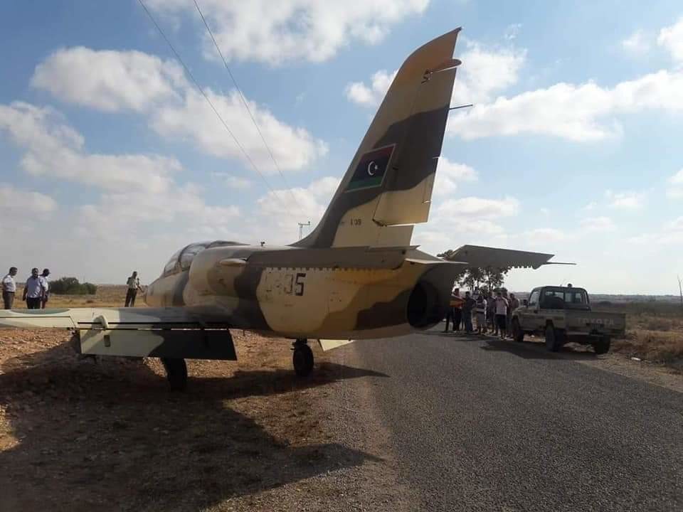 طائرة حربية ليبية تهبط في أحد شوارع تونس, فيديو