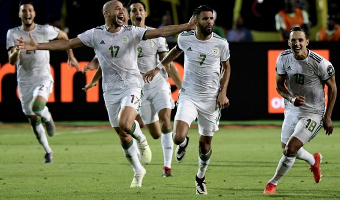 الفلسطينيون يتأهبون لمتابعة المنتخب الجزائري الشقيق وشاشات العرض في جميع الساحات