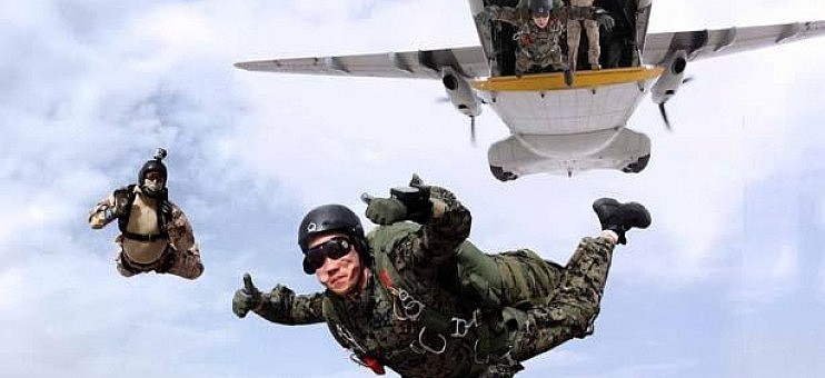 قليلي حظ... مظليان يسقطان على متن سيارة (فيديو)