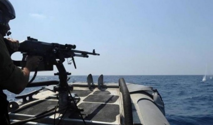 زوارق الاحتلال تستهدف مراكب الصيادين في بحر شمال غزة