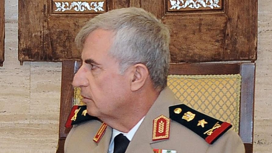 وزبر الدفاع السوري يبارك بالإنتصارات ويقوم بواجب نحو أسر الشهداء والجرحى