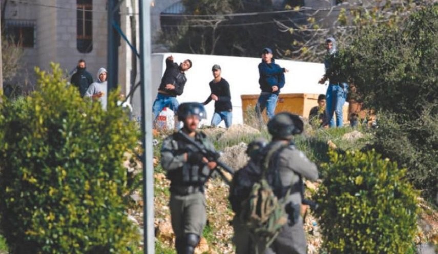 مواجهات بين شبان فلسطينيين وجنود اسرائليين في رام الله