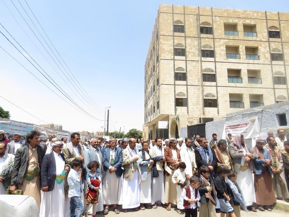 بالعاصمة اليمنية صنعاء وقفة احتجاجية أمام مكتب الأمم المتحدة لرفع الحصار عن السفن النفطية ومطار صنعاء الدولي