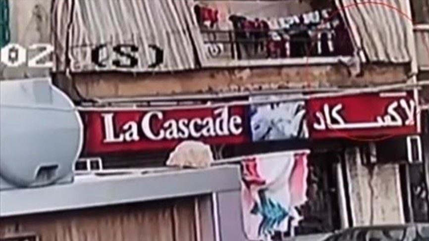طفل يسقط من شرفة منزله وتشاء قدرة الله ان تنقذه, فيديو
