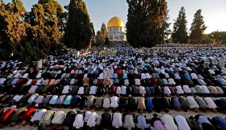 آلاف الفلسطينيين يؤدون صلاة الجمعة في الاقصى وسط انتشار اسرائيلي