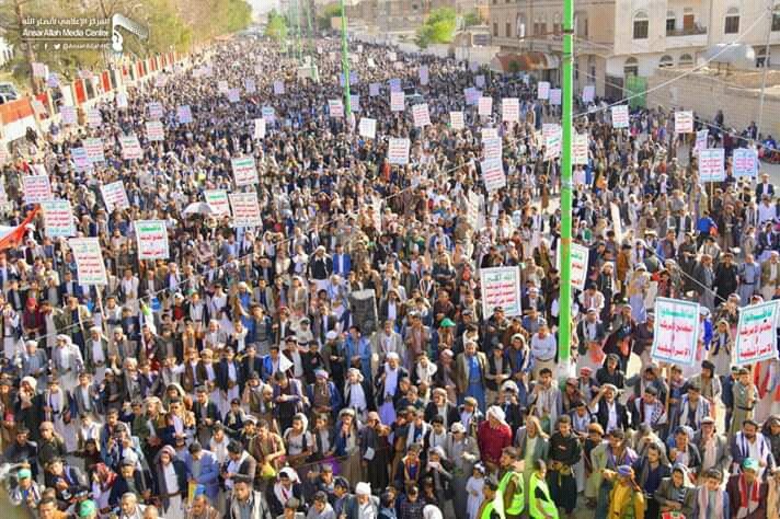 الشعب اليمني يخرج الى الساحات ليبارك لجيشه نجاح عملية أرامكو ونصر من الله