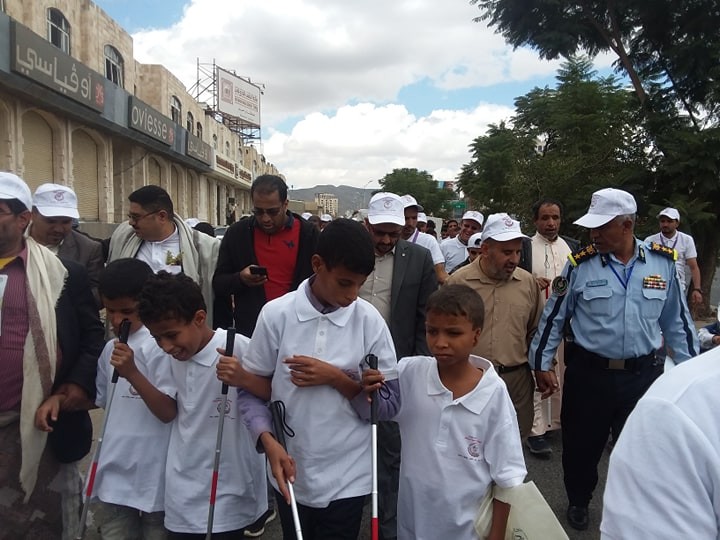 مكفوفي اليمن يتظاهرون امام مقر الامم المتحدة بصنعاء للتنديد بحتجاز العدوان المشتقات النفطية