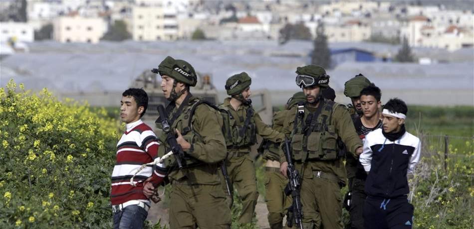 الجيش الاسرائيلي يعتقل مواطنين فلسطينيين ويدمر ممتلكاتهم