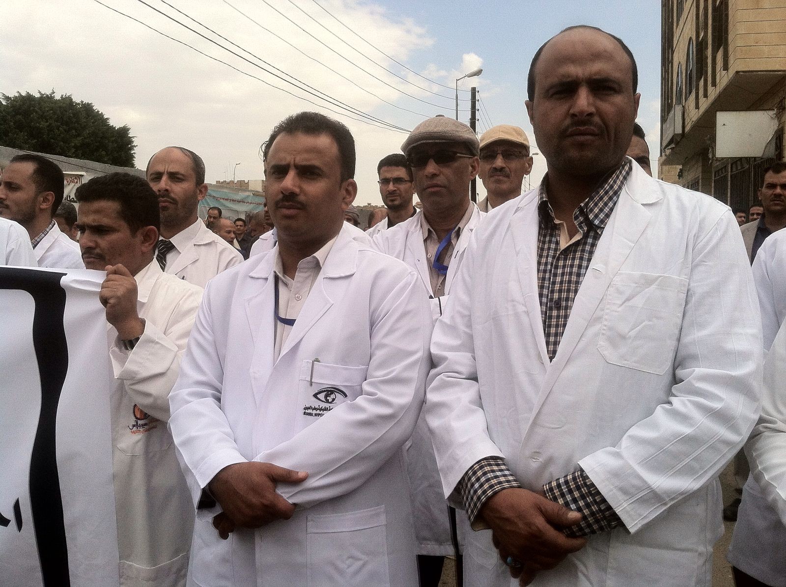 وزارة الصحة اليمنية والمنشأت الطبية الخاصة توجه نداء استغاثة من امام مقر الامم المتحدة بالعاصمة صنعاء