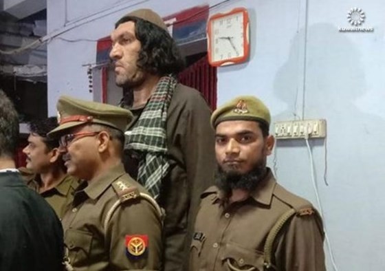 صُدت ابواب الفنادق بوجهه بسبب طوله فحلت الشرطة الهندية مُشكلته.