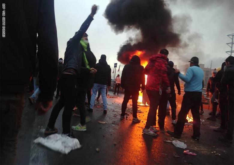 كتب مصطفى قطبي, حلف الشيطان واختلاق الأزمات في إيران