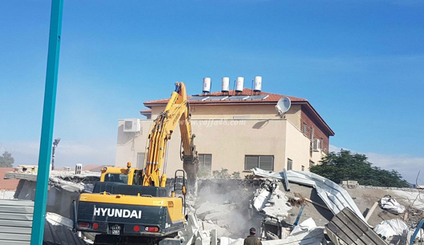 المشهد المؤلم....جنود اسرائيلين يهدمون منزل مواطن أمام أعين أطفاله