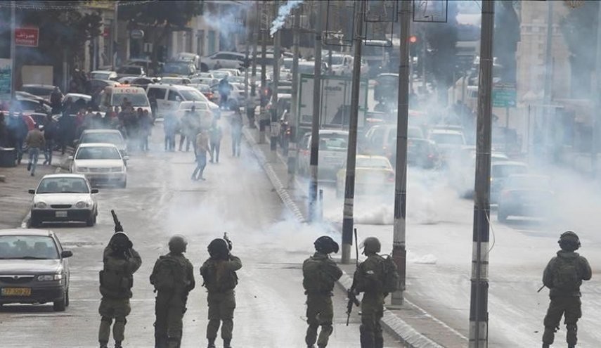 اصابة عشرات الفلسطينيين خنقاً في مسيرة تضامن مع قطاع غزة