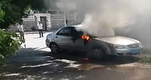 مسلحون مجهولون يقلتون مواطن داخل سيارته واحراقها في محافظة عدن اليمنية
