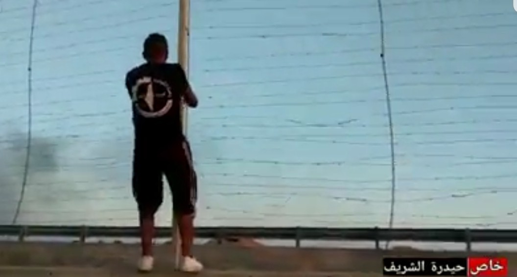 بالفيديو  شبان  فلسطينيون  من  غزة  يجتازوا  السياج  ويبعثوا  برسالة  مصورة ليحي  السنوار  من  نقطة  الصفر