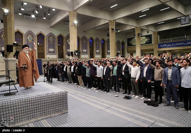 الإمام الخامنئي: أميركا اليوم أضعف من السابق لكنها أكثر وحشية ووقاحة