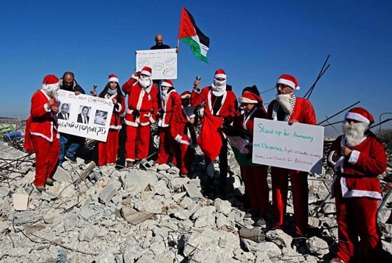 الفلسطينيون يحتفلون  بعيد الميلاد على أنقاض منازلهم على أمل بميلاد جديد..