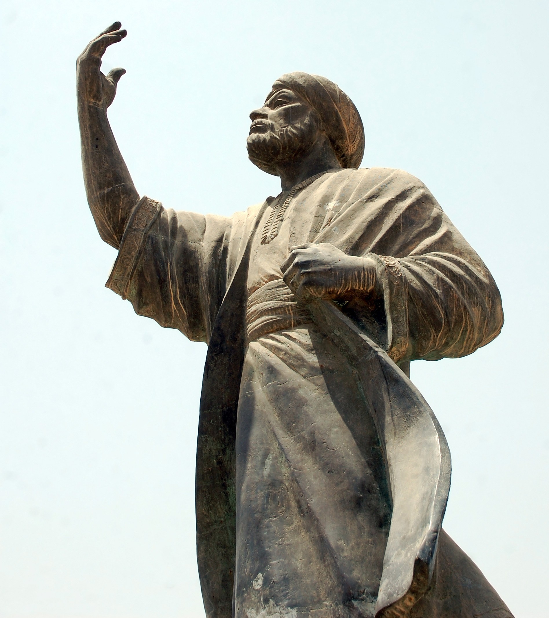 كلمات خالدة من أقوال المتنبي..