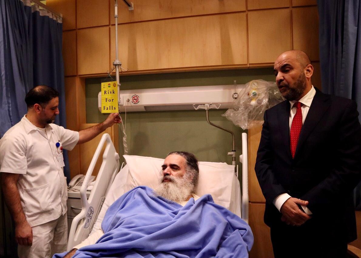 المطران عطالله حنا على سرير الشفاء في مستشفى الأردن