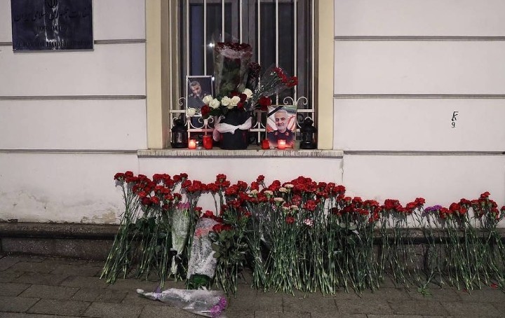 سكان موسكو يجلبون الزهور إلى السفارة الإيرانية تكريماً لقاسم سليماني