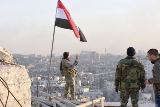 الجيش السوري يحذر من هجمات كيميائية لاتهامه ووقف تقدمه في حلب