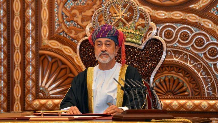 من هو السلطان هيثم بن طارق آل سعيد, سلطان عُمان الجديد