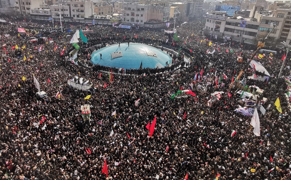 الملايين في طهران يشيعون القائد الشهيد سليماني ورفاقه.. والانتقام آت لا محال