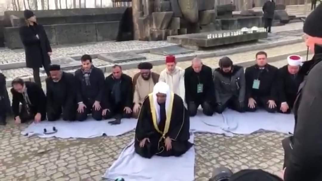 رجل الدين السعودي محمد العيسى , يصلي بالعبرية الفصحى