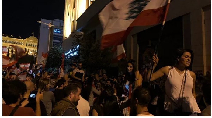 لبنان: المتظاهرون يرشقون الشرطة ويقطعون بعض الطرقات