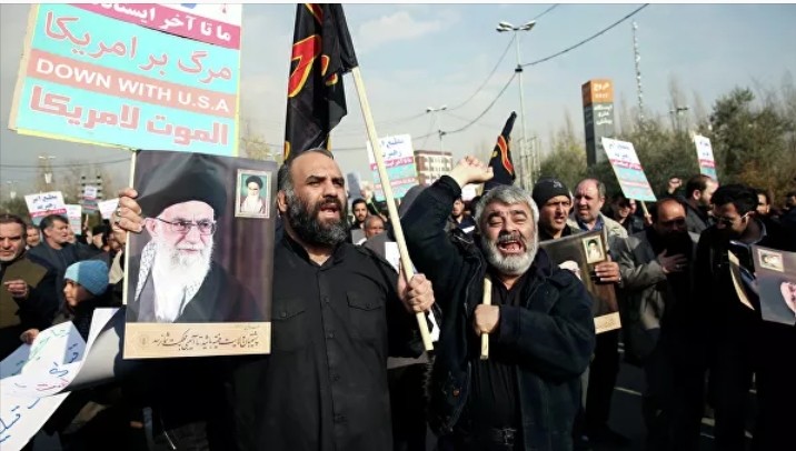 الإيرانيون يخرجون إلى الشوارع معلنين الحداد على السليماني