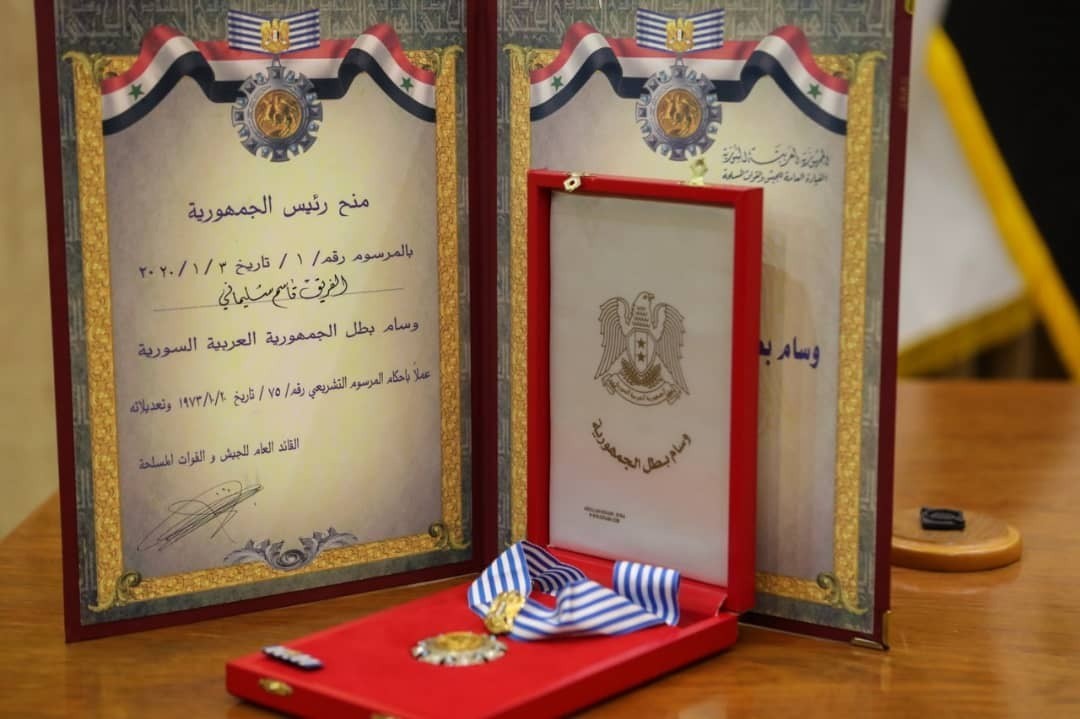 الرئيس بشار الأسد يمنح الشهيد سليماني أرفع وسام في الجمهورية العربية السورية