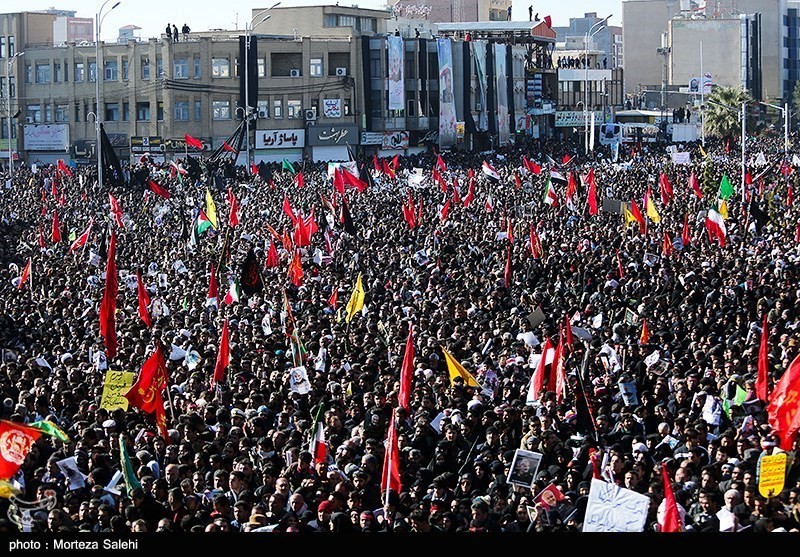 التدافع وكثرة المشاركين يؤجل دفن الشهيد سليماني ورفاقه