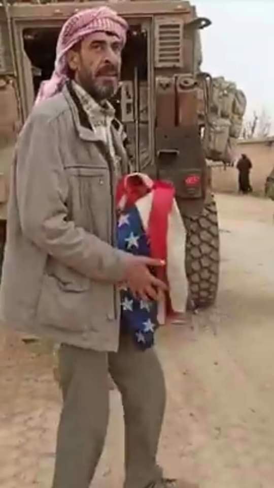 شاهد بالفيديو.. سوري يواجه الأميركيين 