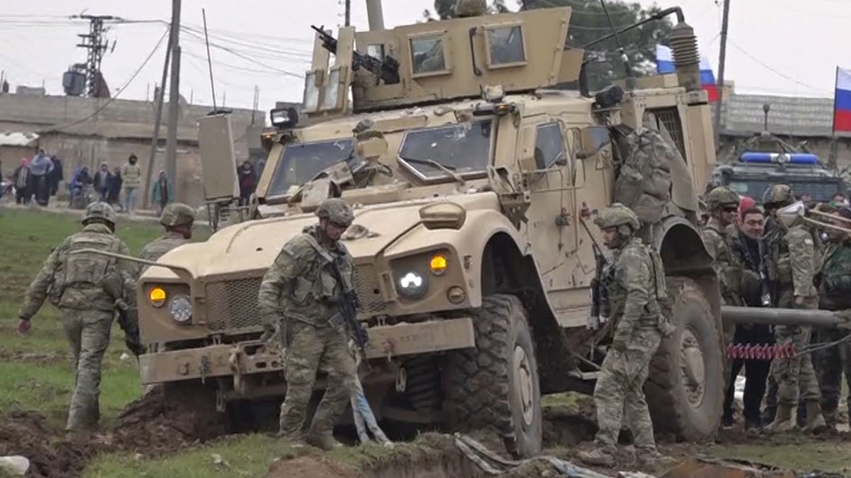 بالفيديو .. تنافس خطير بين مركبتين روسية وأميركية في القامشلي السورية