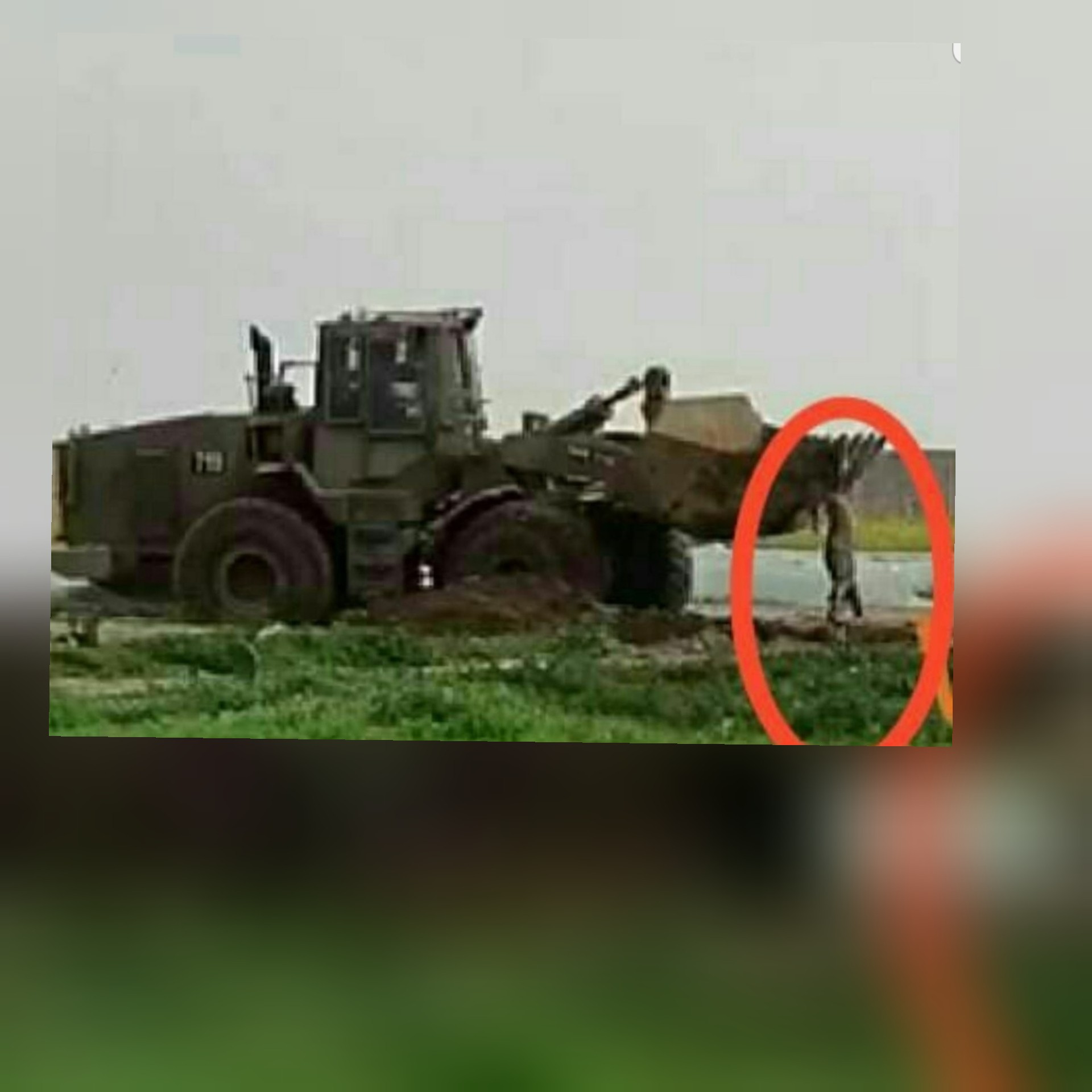 الاحتلال الصهيوني يستخدم جرافة للتنكيل بجثة فلسطيني في خانيونس